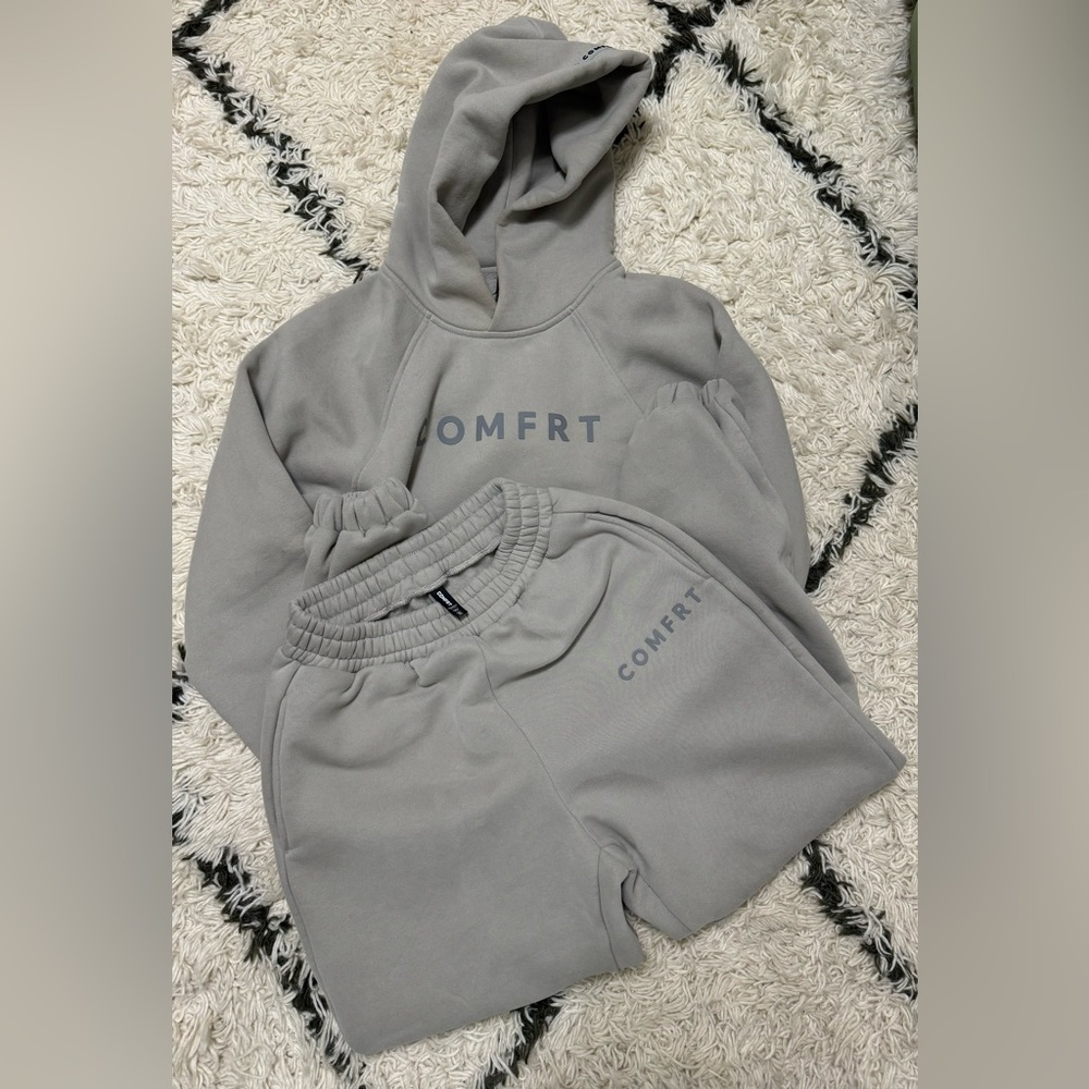 COMFRT Set NEW, NEVER WORE.. did not return in time. Too big for me.